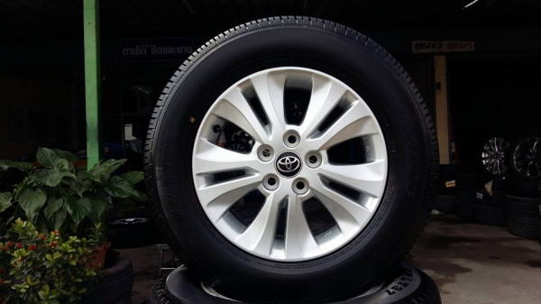 ขายล้อแม็กป้ายแดง revo 16" พร้อมยางปี15  สนใจติดต่อ ตาเล็ก ล้อและยาง ครับ 081-3747940