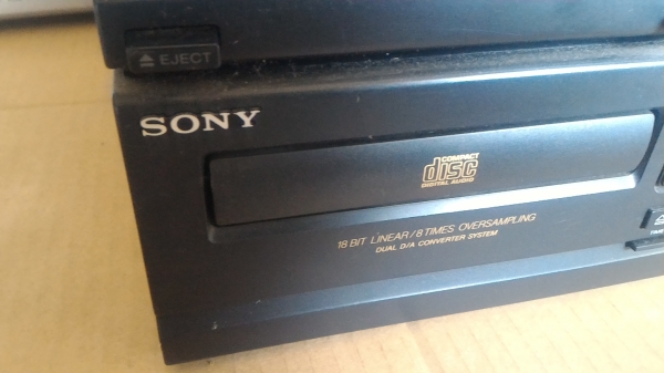 เครื่องเสียง SONY เล่นเทป และ แผ่น CD ขนาด18 BIT ใช่ภ่ายโอนข้อมูลให้แก่กันได้