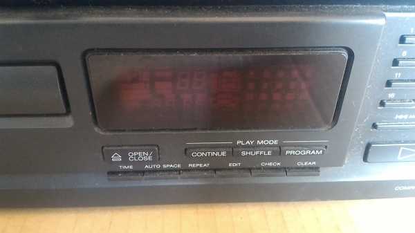 เครื่องเสียง SONY เล่นเทป และ แผ่น CD ขนาด18 BIT ใช่ภ่ายโอนข้อมูลให้แก่กันได้