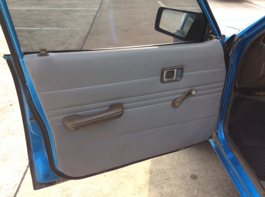 ขายรถมาสด้า 323 เครื่อง 1.5 เกียร์ธรรมดา ภายในทำเบาะใหม่เบาะหนังสวยๆแอร์หนาวๆวิทยุCDพร้อม คอนโซลเดิมๆสวยๆระบบไมล์ใช้ได้หมด ตัวถังเดิมๆไม่ผุสีเต็มเงา แม็ก14&quot;ยางใหม่ รถขับดีครับ ขับกลับได้เลย เล่มพร้อม ภาษีไม่ขาด ขายถูกๆครับ