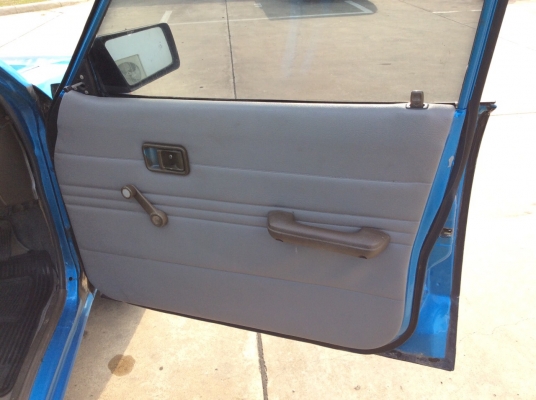 ขายรถมาสด้า 323 เครื่อง 1.5 เกียร์ธรรมดา ภายในทำเบาะใหม่เบาะหนังสวยๆแอร์หนาวๆวิทยุCDพร้อม คอนโซลเดิมๆสวยๆระบบไมล์ใช้ได้หมด ตัวถังเดิมๆไม่ผุสีเต็มเงา แม็ก14&quot;ยางใหม่ รถขับดีครับ ขับกลับได้เลย เล่มพร้อม ภาษีไม่ขาด ขายถูกๆครับ