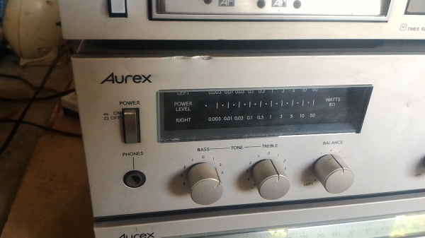 ชุดเครื่องเสียง AUREX แบบแยกเป็นส่วนๆ มีส่วนที่เป็นวิทยุ ส่วนที่เป็นเทปและสัญญาต่างๆ และส่วนที่เป็นแ