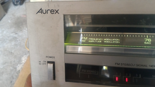 ชุดเครื่องเสียง AUREX แบบแยกเป็นส่วนๆ มีส่วนที่เป็นวิทยุ ส่วนที่เป็นเทปและสัญญาต่างๆ และส่วนที่เป็นแ
