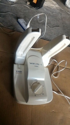 เครื่องเป่ารองเท้าให้แห้งจากการชักและช่วยแก้การอับชื่นต่างที่เกิดขึ้นในรองเท้า