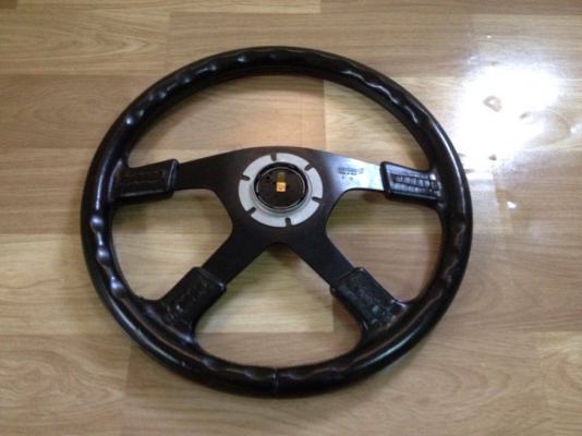 ขายพวงมาลัย4ก้านหนังดำ MOMOแท้made in ltaly ขนาด14นิ้้ว ราคา1900บาท โทร0924462525โส