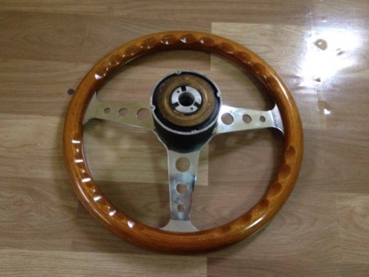 ขายพวงมาลัยไม้pat no1211652 แท้made in japan ขนาด13.5นิ้้ว พร้อมคอmitsubishi ราคา600บาท โทร0924462525โส