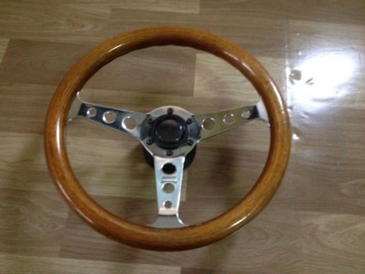 ขายพวงมาลัยไม้pat no1211652 แท้made in japan ขนาด13.5นิ้้ว พร้อมคอmitsubishi ราคา600บาท โทร0924462525โส