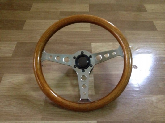 ขายพวงมาลัยไม้pat no1211652 แท้made in japan ขนาด13.5นิ้้ว พร้อมคอmitsubishi ราคา600บาท โทร0924462525โส