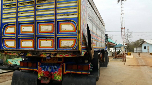 ขายสิบล้อ270 ปี49 ทูเครื่องดำ มีระบบลาก หัวสีเดิมบาง พื้นกะบะเรียบ สภาพสวยน่าใช้