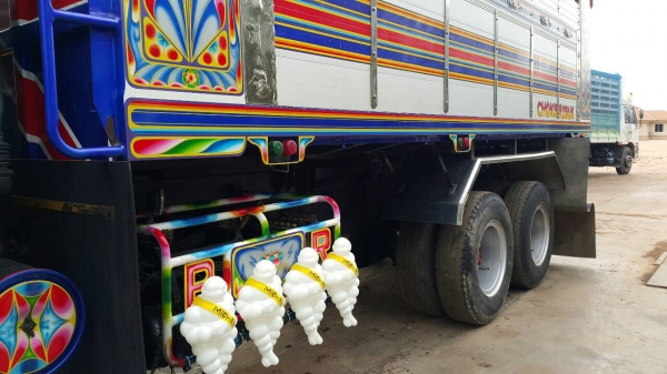 ขายสิบล้อ270 ปี49 ทูเครื่องดำ มีระบบลาก หัวสีเดิมบาง พื้นกะบะเรียบ สภาพสวยน่าใช้