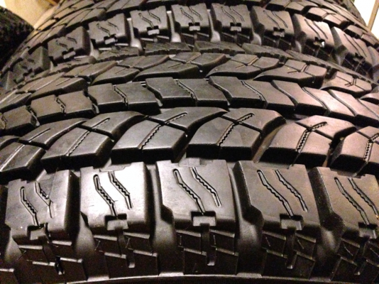 ยาง All Yokohama 265 75 16 กลางปี15 ใช้มาอาทิตย์เดียว เนื้อนิ่มดอกป้ายแดง ไม่มีปะ ใช้กันลืม ประหยัดไป5-6พัน