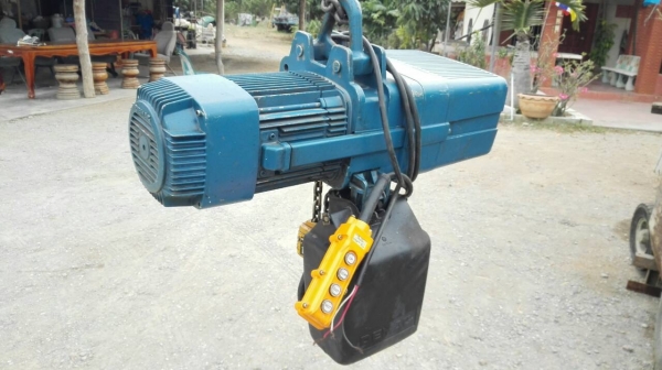 ==== SOLD ==== รอกโซ่ไฟฟ้า DEMAG Made in Germany 1 ตัน ไฟ 380V. ปรับความเร็วได้ 2 สปีด สภาพใหม่ไม่มีช้ำมาเทสได้ครับ!!