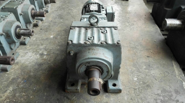 ==== SOLD ==== มอเตอร์เกียร์ SEW-Eurodrive 1/3 HP. 380V. ทด 1:260 ความเร็วรอบ 5.3 RPM. ทดหนักวิ่งเงียบพร้อมใช้!!