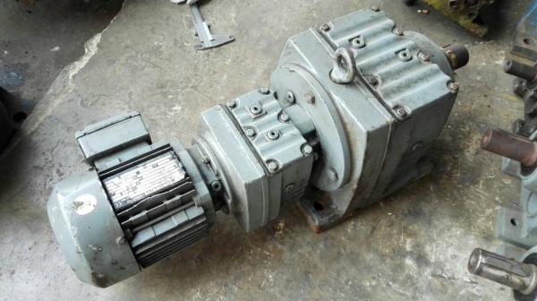 ==== SOLD ==== มอเตอร์เกียร์ SEW-Eurodrive 1/3 HP. 380V. ทด 1:260 ความเร็วรอบ 5.3 RPM. ทดหนักวิ่งเงียบพร้อมใช้!!
