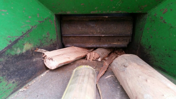 ออกจากตู้มาแล้วครับวันนี้ เครื่องย่อยกิ่งไม้ เครื่อง perkin ดีเซล 4 สูบ มีหางพ่วงลาก ติดรถไถ ออกจากตู้มาแล้วครับวันนี้ เครื่องย่อยกิ่งไม้ เครื่อง perkin ดีเซล 4 สูบ มีหางพ่วงลาก ติดรถไถ