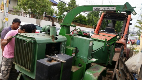 ออกจากตู้มาแล้วครับวันนี้ เครื่องย่อยกิ่งไม้ เครื่อง perkin ดีเซล 4 สูบ มีหางพ่วงลาก ติดรถไถ ออกจากตู้มาแล้วครับวันนี้ เครื่องย่อยกิ่งไม้ เครื่อง perkin ดีเซล 4 สูบ มีหางพ่วงลาก ติดรถไถ