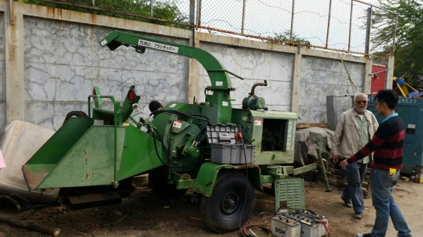 ออกจากตู้มาแล้วครับวันนี้ เครื่องย่อยกิ่งไม้ เครื่อง perkin ดีเซล 4 สูบ มีหางพ่วงลาก ติดรถไถ