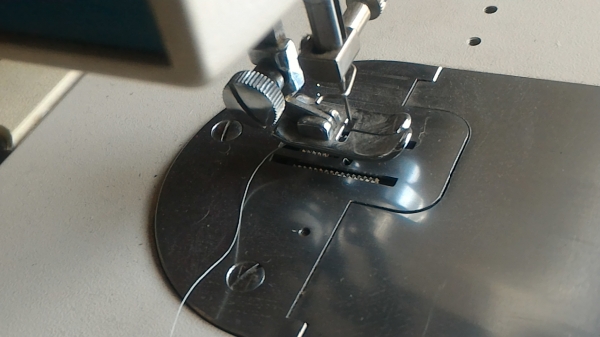 จักรเย็บผ้าจากญี่ปุ่น RICCAR เป็นจักรแม่บ้าน โครงสร้างเป็นเหล็กแข็งแรงมาก