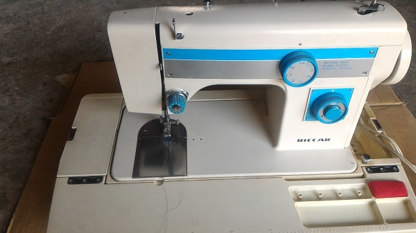 จักรเย็บผ้าจากญี่ปุ่น RICCAR เป็นจักรแม่บ้าน โครงสร้างเป็นเหล็กแข็งแรงมาก