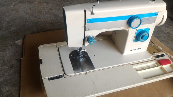 จักรเย็บผ้าจากญี่ปุ่น RICCAR เป็นจักรแม่บ้าน โครงสร้างเป็นเหล็กแข็งแรงมาก
