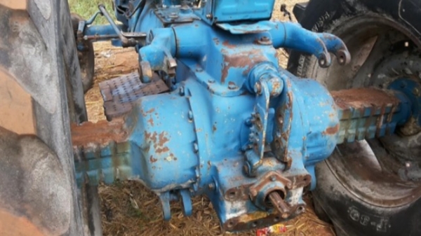 FORD 77 เพลาเดียว เครื่อง T5 เสื้อเรียบเดิมๆทั้งคันครับ สภาพดีพร้อมใช้งานได้เลยครับ ไม่มีอุปกรณ์ให้นะครับ เครื่องยนต์แรงดีกำลังไม่ตกไม่แตกเยิ้ม ระบบเกียร์เดินหน้าถอยหลังไม่มีปัญหาเลยครับ ระบบไฮดรอลิกส์ไม่มีแตกเยิ้ม ช่วงล่างแน่น ยางสภาพดี 4 เส้นหน้าหลังประ