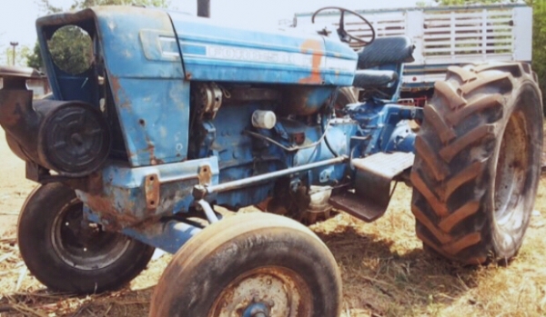 FORD 77 เพลาเดียว เครื่อง T5 เสื้อเรียบเดิมๆทั้งคันครับ สภาพดีพร้อมใช้งานได้เลยครับ ไม่มีอุปกรณ์ให้นะครับ เครื่องยนต์แรงดีกำลังไม่ตกไม่แตกเยิ้ม ระบบเกียร์เดินหน้าถอยหลังไม่มีปัญหาเลยครับ ระบบไฮดรอลิกส์ไม่มีแตกเยิ้ม ช่วงล่างแน่น ยางสภาพดี 4 เส้นหน้าหลังประ