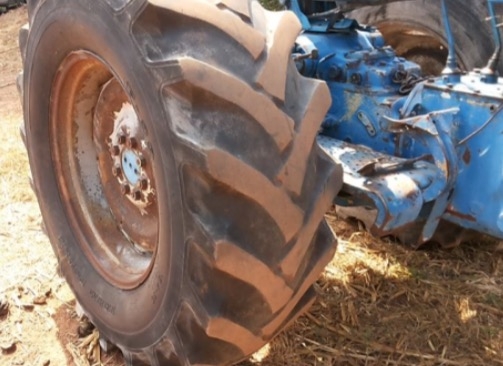 FORD 77 เพลาเดียว เครื่อง T5 เสื้อเรียบเดิมๆทั้งคันครับ สภาพดีพร้อมใช้งานได้เลยครับ ไม่มีอุปกรณ์ให้นะครับ เครื่องยนต์แรงดีกำลังไม่ตกไม่แตกเยิ้ม ระบบเกียร์เดินหน้าถอยหลังไม่มีปัญหาเลยครับ ระบบไฮดรอลิกส์ไม่มีแตกเยิ้ม ช่วงล่างแน่น ยางสภาพดี 4 เส้นหน้าหลังประ