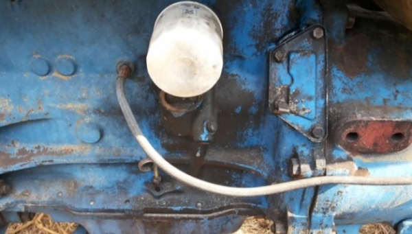 FORD 77 เพลาเดียว เครื่อง T5 เสื้อเรียบเดิมๆทั้งคันครับ สภาพดีพร้อมใช้งานได้เลยครับ ไม่มีอุปกรณ์ให้นะครับ เครื่องยนต์แรงดีกำลังไม่ตกไม่แตกเยิ้ม ระบบเกียร์เดินหน้าถอยหลังไม่มีปัญหาเลยครับ ระบบไฮดรอลิกส์ไม่มีแตกเยิ้ม ช่วงล่างแน่น ยางสภาพดี 4 เส้นหน้าหลังประ