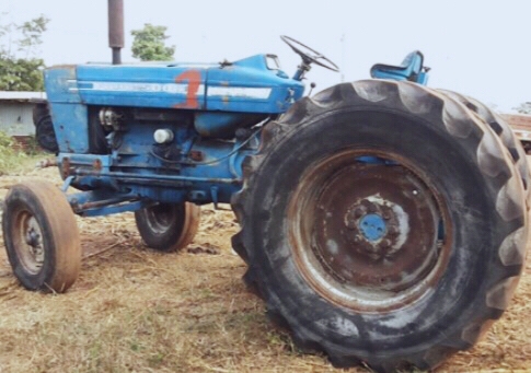 FORD 77 เพลาเดียว เครื่อง T5 เสื้อเรียบเดิมๆทั้งคันครับ สภาพดีพร้อมใช้งานได้เลยครับ ไม่มีอุปกรณ์ให้นะครับ เครื่องยนต์แรงดีกำลังไม่ตกไม่แตกเยิ้ม ระบบเกียร์เดินหน้าถอยหลังไม่มีปัญหาเลยครับ ระบบไฮดรอลิกส์ไม่มีแตกเยิ้ม ช่วงล่างแน่น ยางสภาพดี 4 เส้นหน้าหลังประ