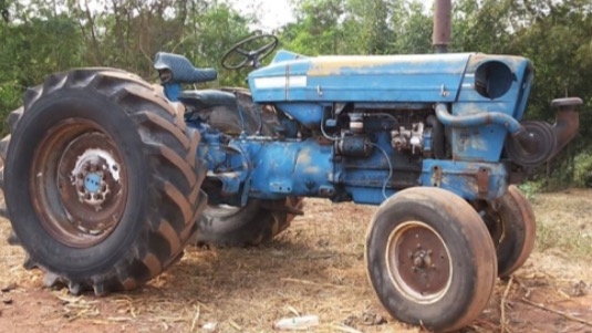 FORD 77 เพลาเดียว เครื่อง T5 เสื้อเรียบเดิมๆทั้งคันครับ สภาพดีพร้อมใช้งานได้เลยครับ ไม่มีอุปกรณ์ให้นะครับ เครื่องยนต์แรงดีกำลังไม่ตกไม่แตกเยิ้ม ระบบเกียร์เดินหน้าถอยหลังไม่มีปัญหาเลยครับ ระบบไฮดรอลิกส์ไม่มีแตกเยิ้ม ช่วงล่างแน่น ยางสภาพดี 4 เส้นหน้าหลังประ