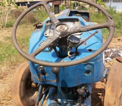 FORD 77 เพลาเดียว เครื่อง T5 เสื้อเรียบเดิมๆทั้งคันครับ สภาพดีพร้อมใช้งานได้เลยครับ ไม่มีอุปกรณ์ให้นะครับ เครื่องยนต์แรงดีกำลังไม่ตกไม่แตกเยิ้ม ระบบเกียร์เดินหน้าถอยหลังไม่มีปัญหาเลยครับ ระบบไฮดรอลิกส์ไม่มีแตกเยิ้ม ช่วงล่างแน่น ยางสภาพดี 4 เส้นหน้าหลังประ