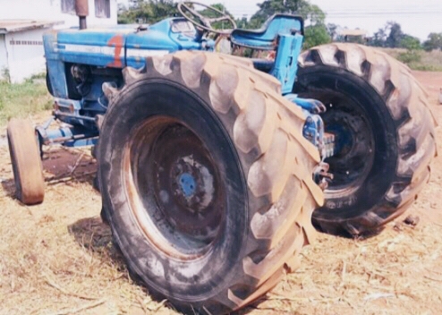 FORD 77 เพลาเดียว เครื่อง T5 เสื้อเรียบเดิมๆทั้งคันครับ สภาพดีพร้อมใช้งานได้เลยครับ ไม่มีอุปกรณ์ให้นะครับ เครื่องยนต์แรงดีกำลังไม่ตกไม่แตกเยิ้ม ระบบเกียร์เดินหน้าถอยหลังไม่มีปัญหาเลยครับ ระบบไฮดรอลิกส์ไม่มีแตกเยิ้ม ช่วงล่างแน่น ยางสภาพดี 4 เส้นหน้าหลังประ