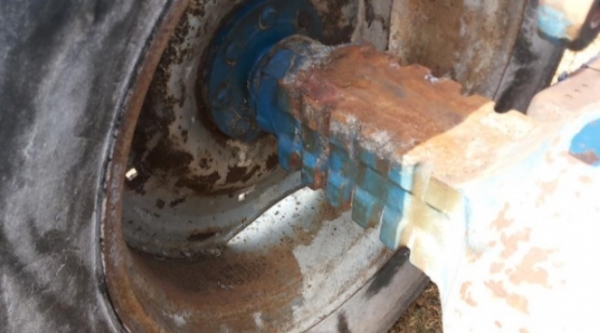 FORD 77 เพลาเดียว เครื่อง T5 เสื้อเรียบเดิมๆทั้งคันครับ สภาพดีพร้อมใช้งานได้เลยครับ ไม่มีอุปกรณ์ให้นะครับ เครื่องยนต์แรงดีกำลังไม่ตกไม่แตกเยิ้ม ระบบเกียร์เดินหน้าถอยหลังไม่มีปัญหาเลยครับ ระบบไฮดรอลิกส์ไม่มีแตกเยิ้ม ช่วงล่างแน่น ยางสภาพดี 4 เส้นหน้าหลังประ