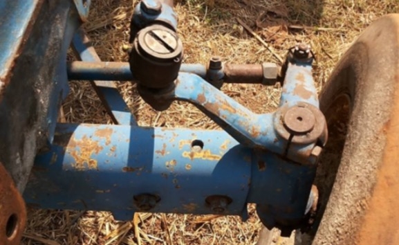 FORD 77 เพลาเดียว เครื่อง T5 เสื้อเรียบเดิมๆทั้งคันครับ สภาพดีพร้อมใช้งานได้เลยครับ ไม่มีอุปกรณ์ให้นะครับ เครื่องยนต์แรงดีกำลังไม่ตกไม่แตกเยิ้ม ระบบเกียร์เดินหน้าถอยหลังไม่มีปัญหาเลยครับ ระบบไฮดรอลิกส์ไม่มีแตกเยิ้ม ช่วงล่างแน่น ยางสภาพดี 4 เส้นหน้าหลังประ