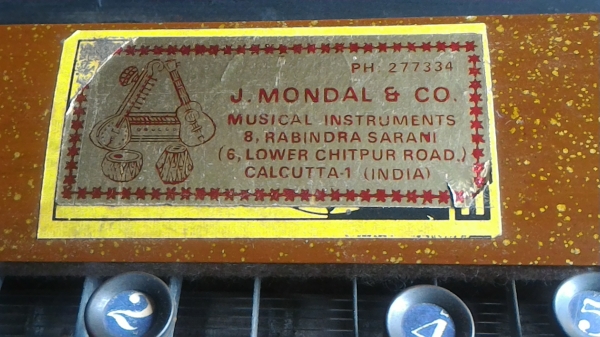 เครื่องดนตรีจากญี่ปุ่นการเล่นคล้ายๆกีต้าแต่กดโน๊ตง่ายกว่า ตัวนี้มี 10 สาย