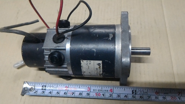 มอเตอร์ DC  MINERTIA ตัวใหญ่พร้อม เอ็นโค้ดเดอร์ ที่ส่วนท้ายของมอเตอร์ เริ่มหมุนที่ 12 V.