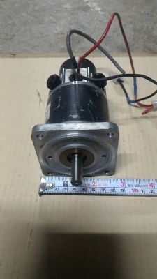 มอเตอร์ DC  MINERTIA ตัวใหญ่พร้อม เอ็นโค้ดเดอร์ ที่ส่วนท้ายของมอเตอร์ เริ่มหมุนที่ 12 V.