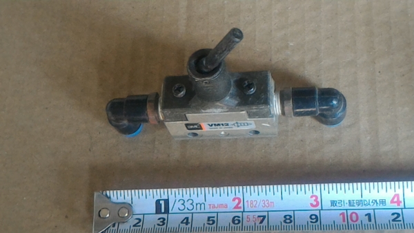 สวิทช์เปิด - ปิดลม ยี่ห้อ SMC จากญี่ปุ่น แบบคันโยกเล็กๆคล้ายสวิทช์ไฟ พร้อมตัวเสียบสายลมตามภาพ