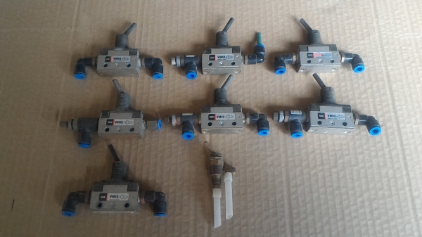 สวิทช์เปิด - ปิดลม ยี่ห้อ SMC จากญี่ปุ่น แบบคันโยกเล็กๆคล้ายสวิทช์ไฟ พร้อมตัวเสียบสายลมตามภาพ