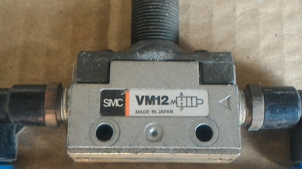 สวิทช์เปิด - ปิดลม ยี่ห้อ SMC จากญี่ปุ่น แบบคันโยกเล็กๆคล้ายสวิทช์ไฟ พร้อมตัวเสียบสายลมตามภาพ