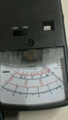 แคล้มป์มิเตอร์แบบเข็ม  ยี่ห้อ kaise จากญี่ปุ่น วัดความต้านทานได้ วัดแรงดันได้ และวัดกระแสได้สูงถึง 1200 A. พร้อมซองเก็บ