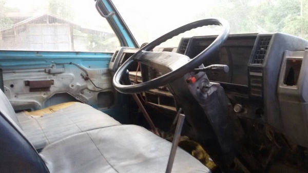 ดั้ม5คิว พร้อมใช้ กะบะกว้าง2x3.70ม.  เครื่องนิสสัน100แรง สภาพสวย. (ไม่มีทะเบียน)