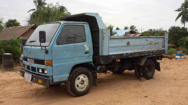 ดั้ม5คิว พร้อมใช้ กะบะกว้าง2x3.70ม.  เครื่องนิสสัน100แรง สภาพสวย. (ไม่มีทะเบียน)