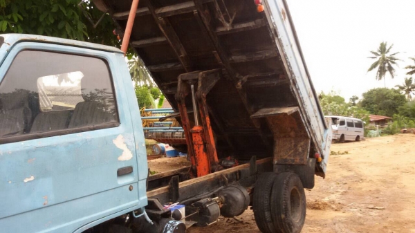 ดั้ม5คิว พร้อมใช้ กะบะกว้าง2x3.70ม.  เครื่องนิสสัน100แรง สภาพสวย. (ไม่มีทะเบียน)