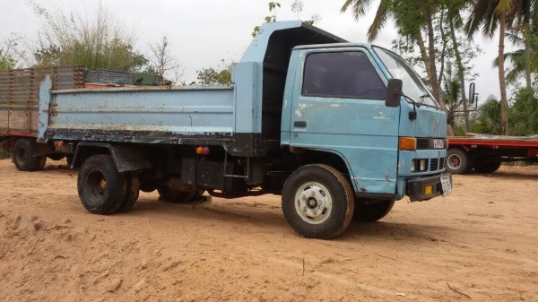 ดั้ม5คิว พร้อมใช้ กะบะกว้าง2x3.70ม.  เครื่องนิสสัน100แรง สภาพสวย. (ไม่มีทะเบียน)