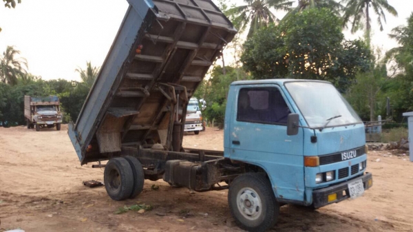 ดั้ม5คิว พร้อมใช้ กะบะกว้าง2x3.70ม.  เครื่องนิสสัน100แรง สภาพสวย. (ไม่มีทะเบียน)