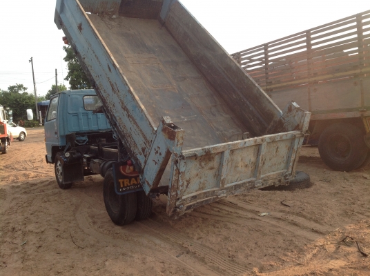 ดั้ม5คิว พร้อมใช้ กะบะกว้าง2x3.70ม.  เครื่องนิสสัน100แรง สภาพสวย. (ไม่มีทะเบียน)