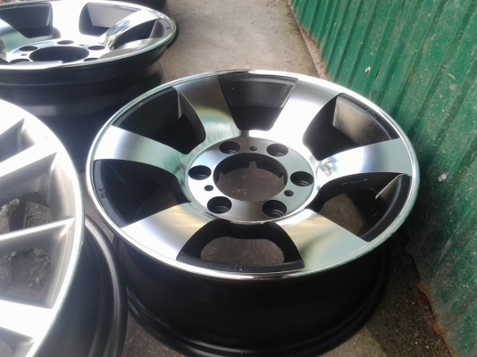 ขายล้อแท้ enkai ขอบ 15 กว้าง 6 off 7.5 ทำสีปัดเงาแล้ว ล้อเดิม ๆ หนา ๆ บรรทุกได้สบาย