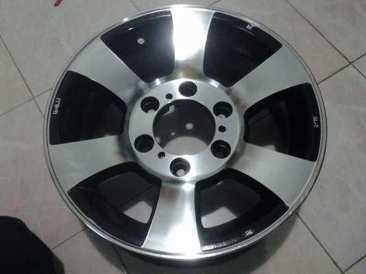 ขายล้อแท้ enkai ขอบ 15 กว้าง 6 off 7.5 ทำสีปัดเงาแล้ว ล้อเดิม ๆ หนา ๆ บรรทุกได้สบาย