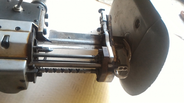 เครื่องตัดผ้าใบมีดตั้งตัวใหญ่ ยี่ห้อ GEMSY ตัดผ้าได้หนามาก มีชุดเจียร์แต่งคม ใช้ไฟบ้าน 220 V. พร้อมใช้งาน